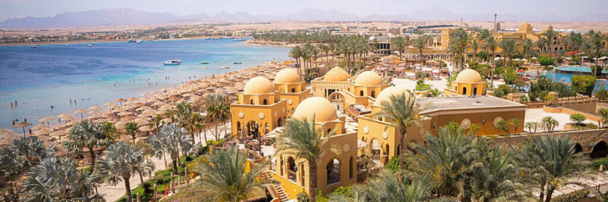 Záber pláže a hotela Grand Waterworld Makadi